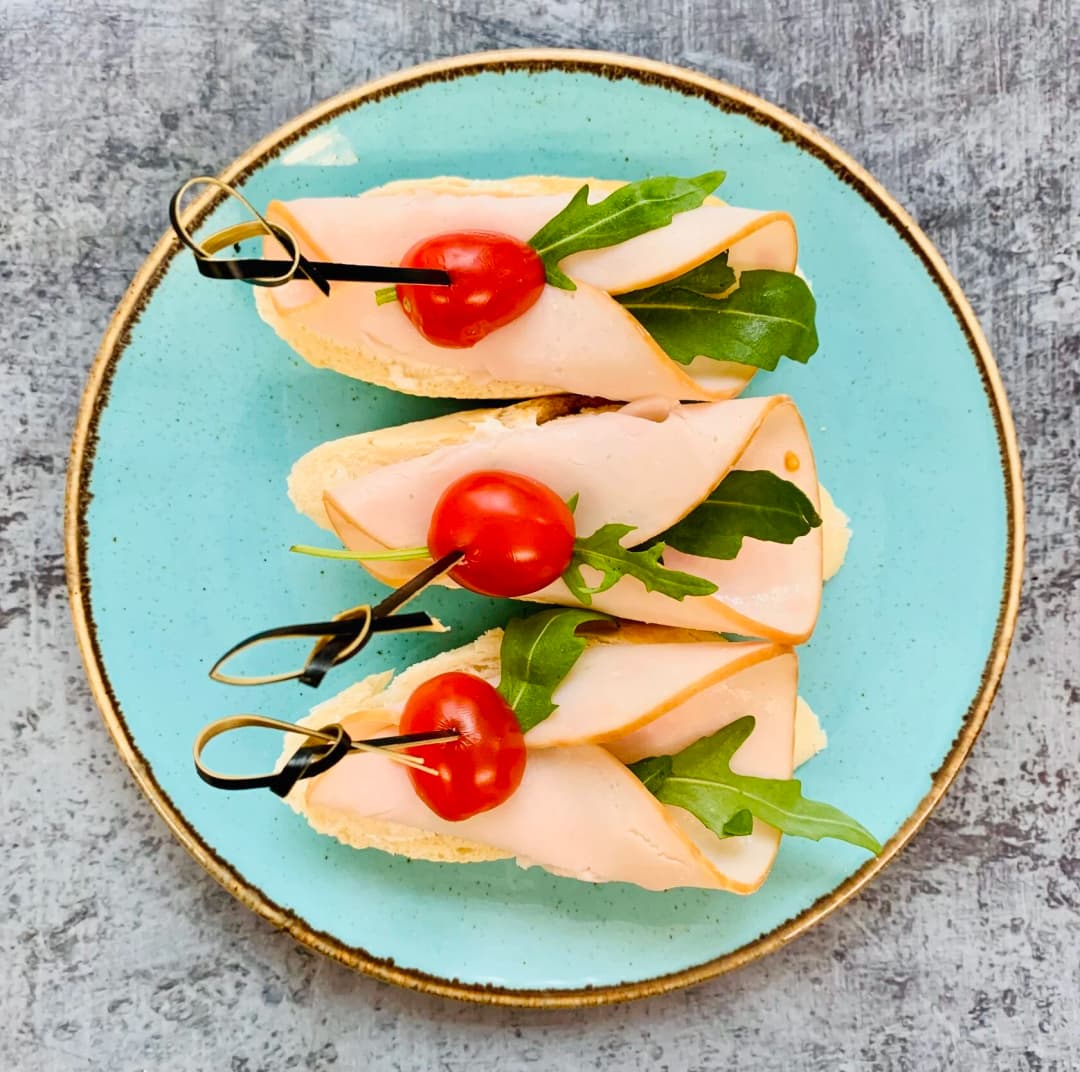 Мини брускетта с индейкой, фетой и рукколой 10 шт.
