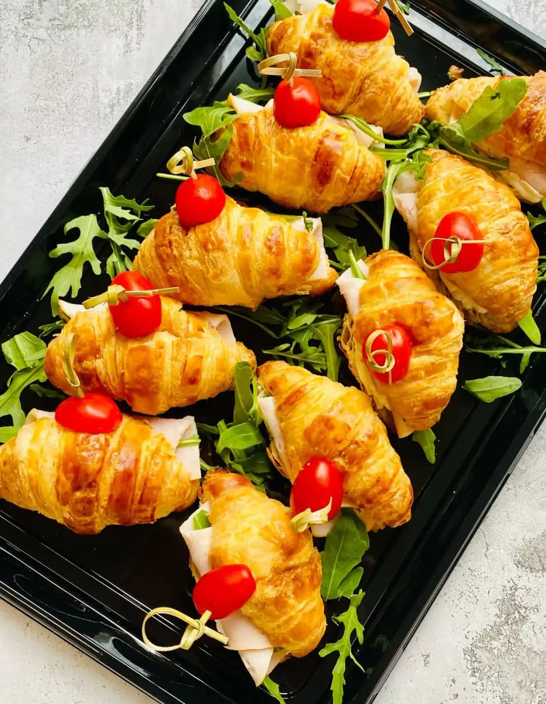 Мини круассан с индейкой, фетой и рукколой 10 шт.