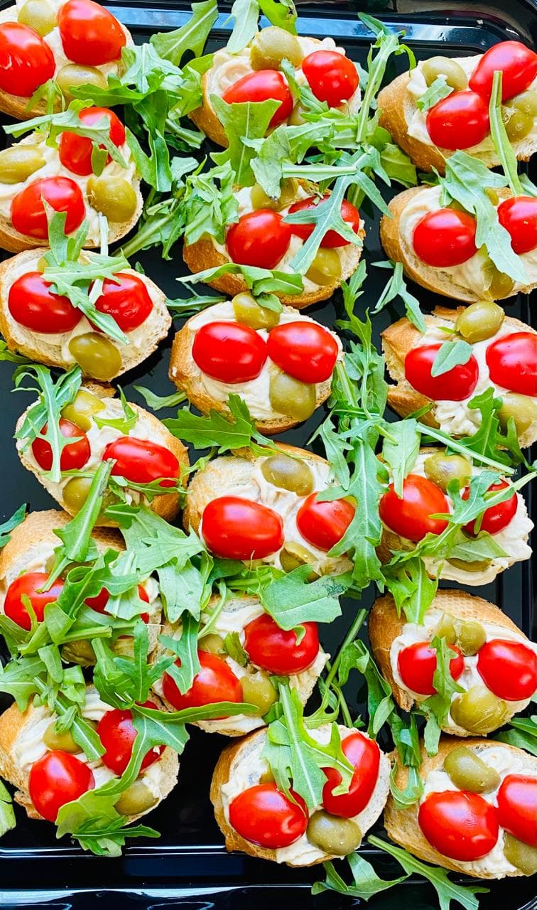 Мини брускетта с хумусом и черри 10 шт.