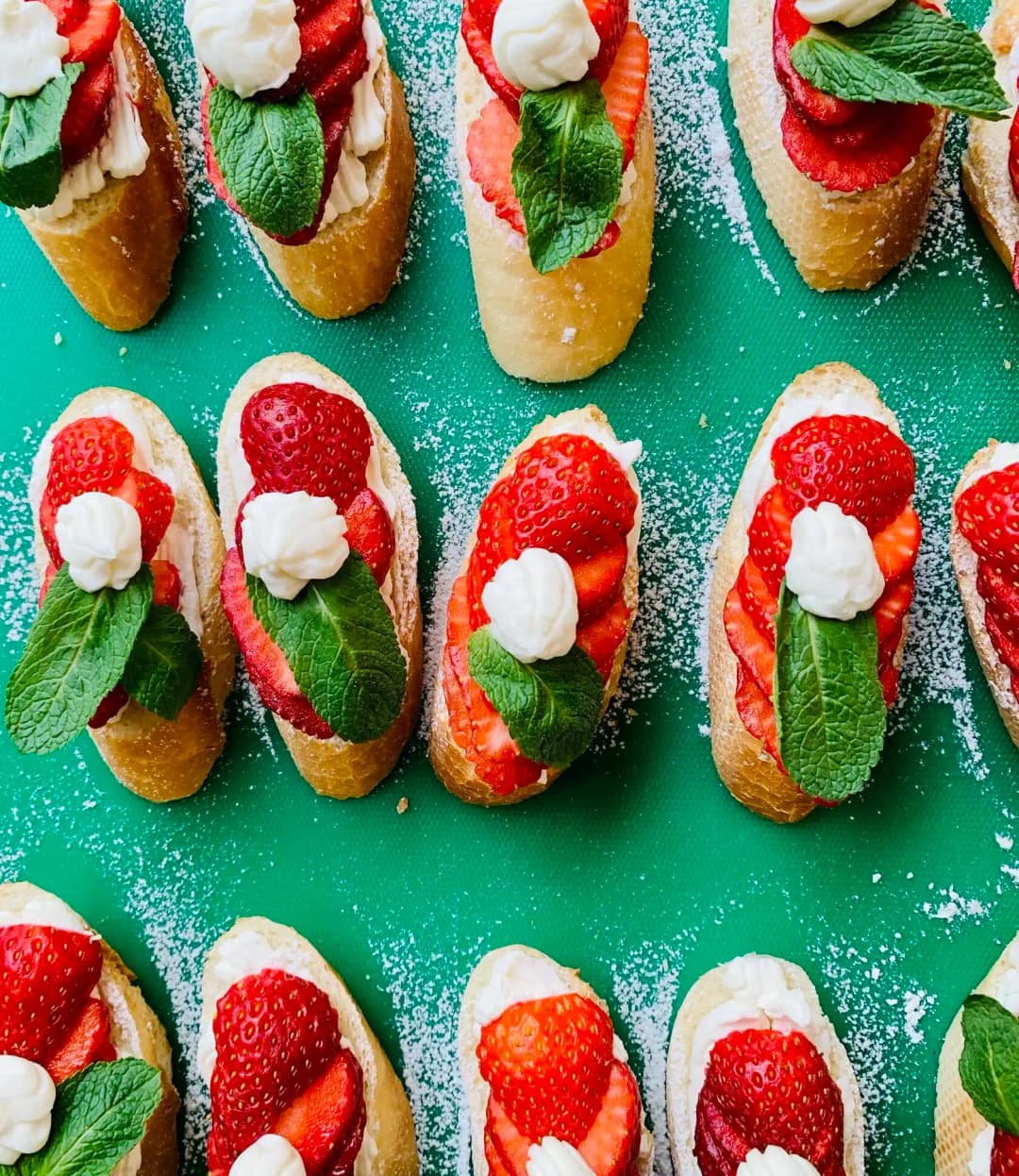 Мини брускетта с клубникой, маскарпоне и мятой 10 шт.