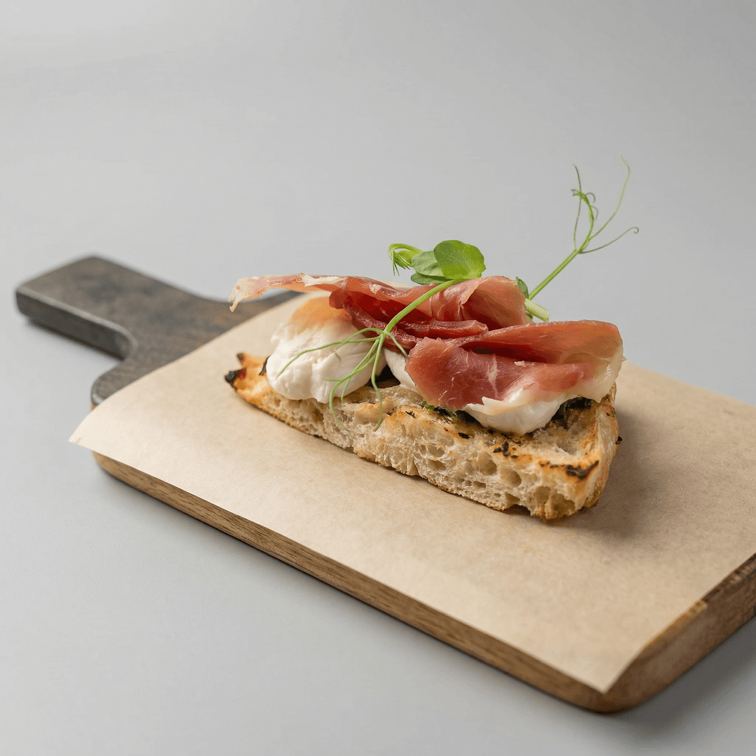 Брускетта с пармской ветчиной, моцареллой и песто 130гр. 1 шт.