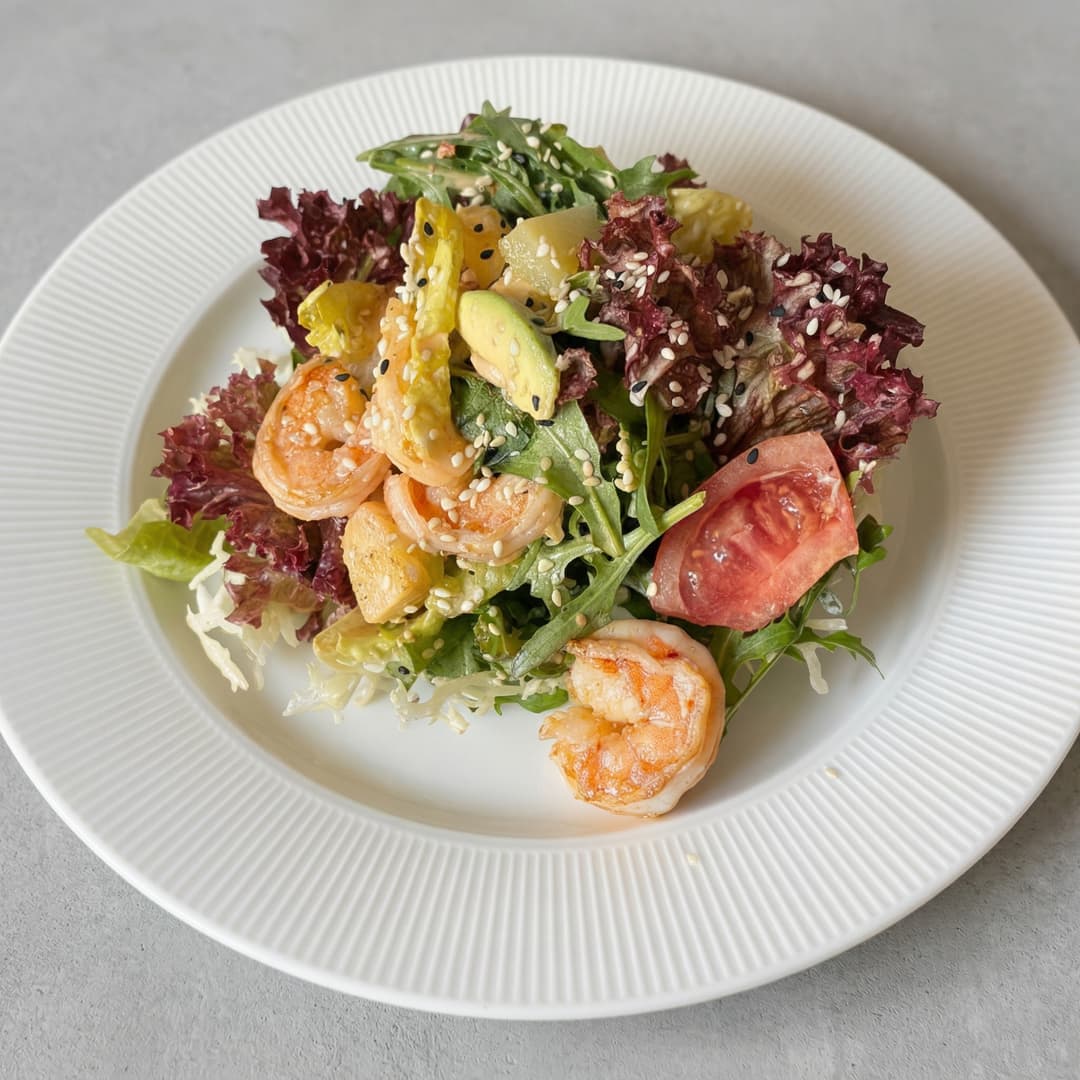 Салат с креветками, ананасом и авокадо