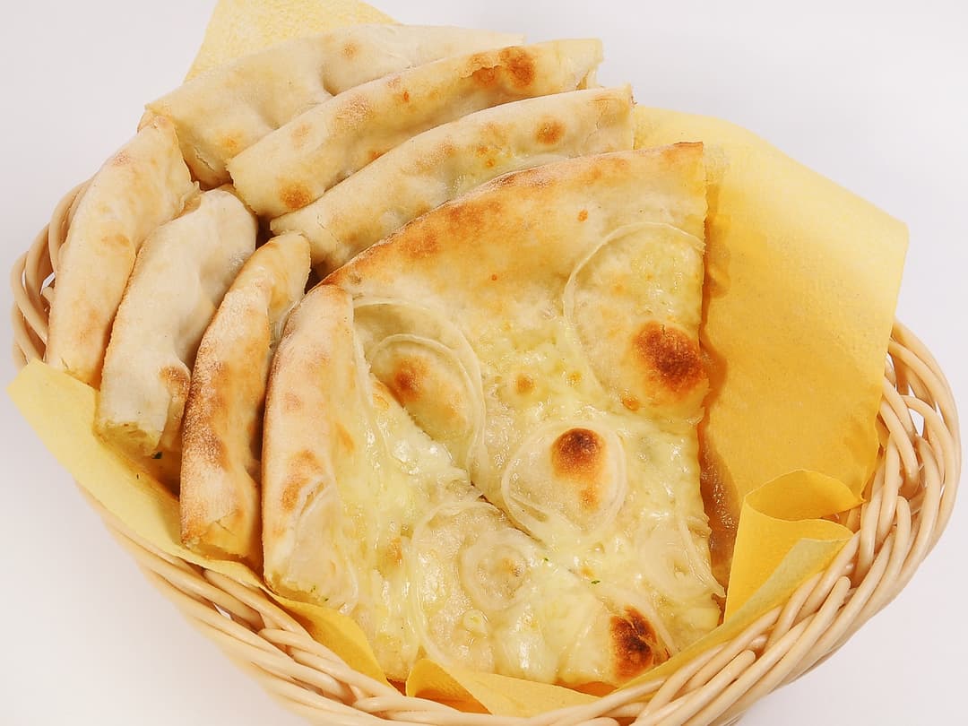 Фокачча с луком и моцареллой