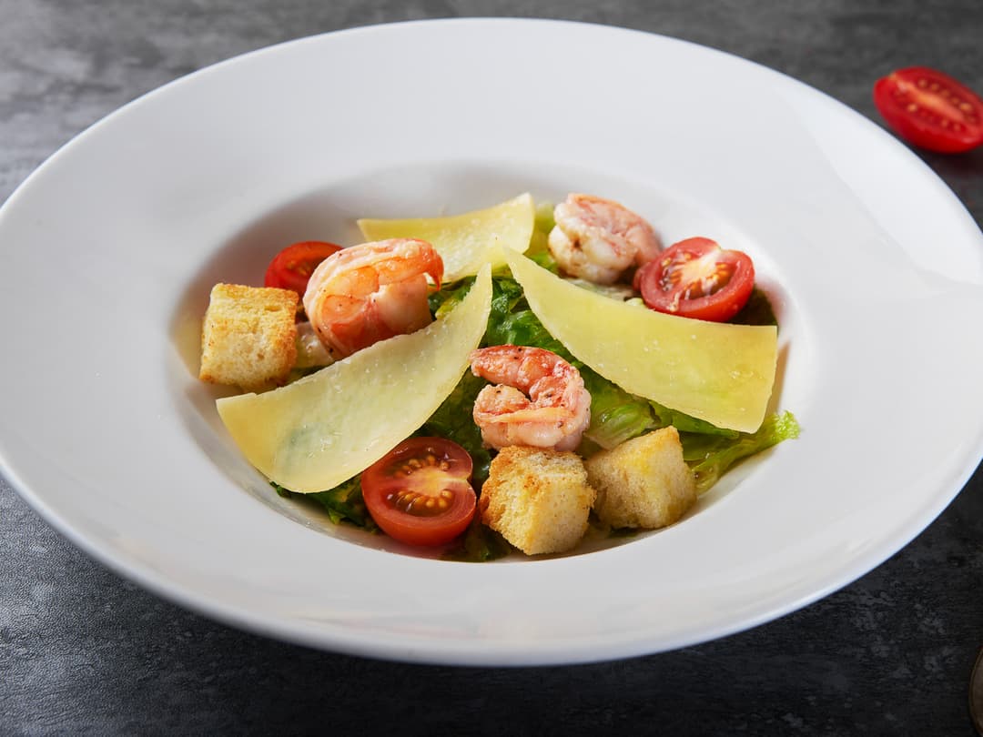 Салат Цезарь с креветками