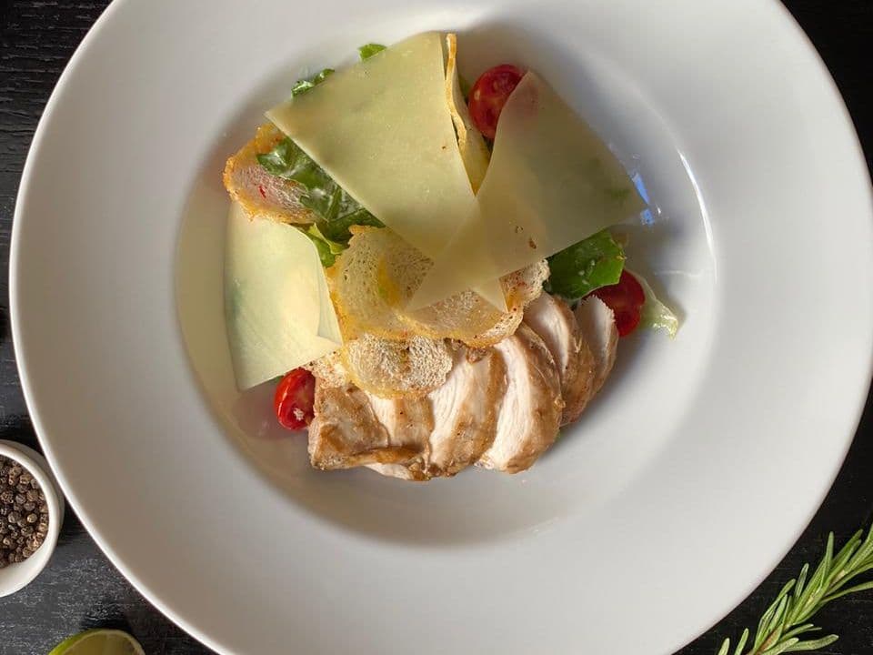 Салат Цезарь с цыпленком