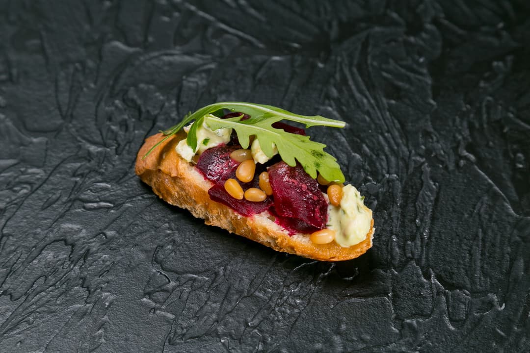 Брускетта с печеной свеклой и сыром «Фета» 5 шт.