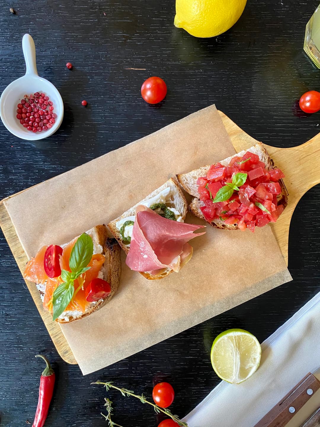 Брускетта с помидорами и базиликом 125гр. 1 шт.