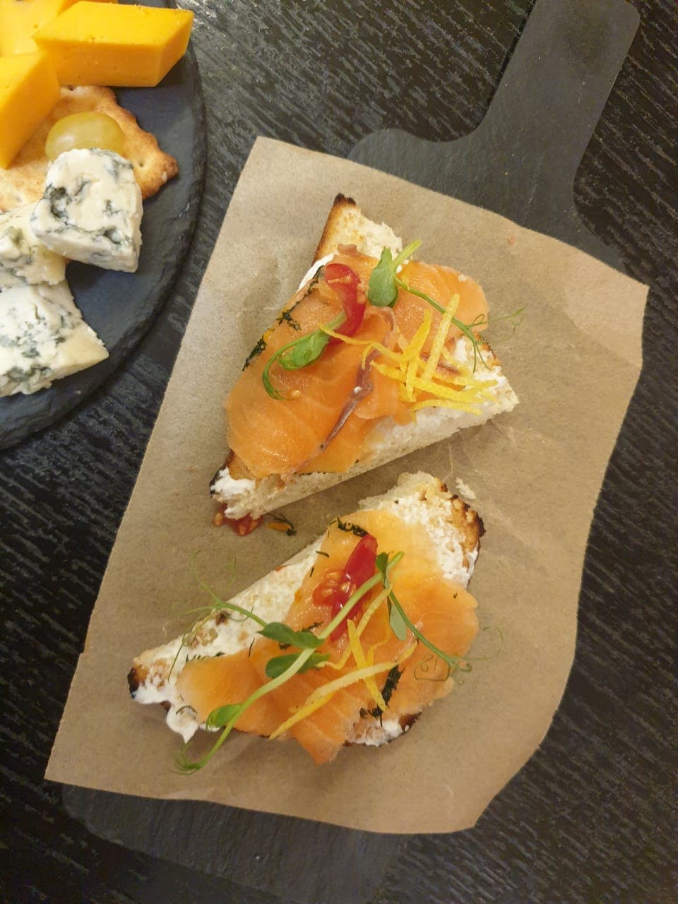 Брускетта с лососем, рикоттой и цедрой лимона