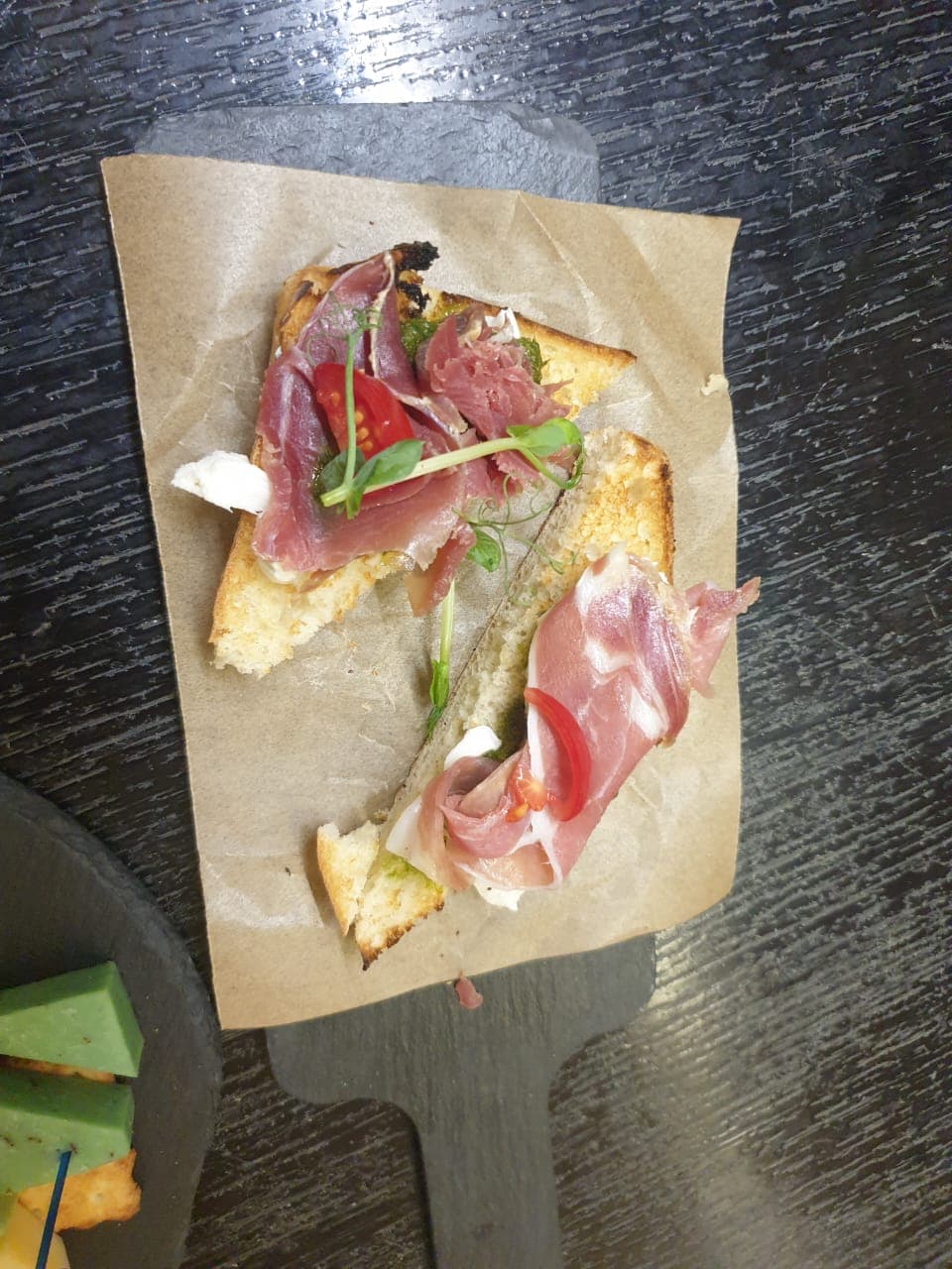 Брускетта с пармской ветчиной, моцареллой и песто