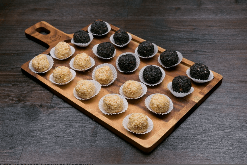 Болл из хумуса с белым и черным кунжутом