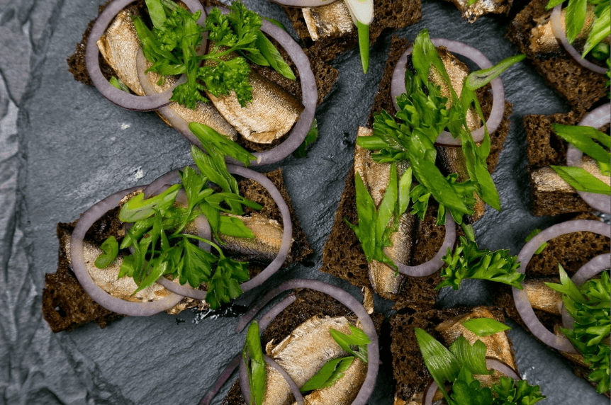 Тостик бородинского хлеба со шпротами и зеленым луком