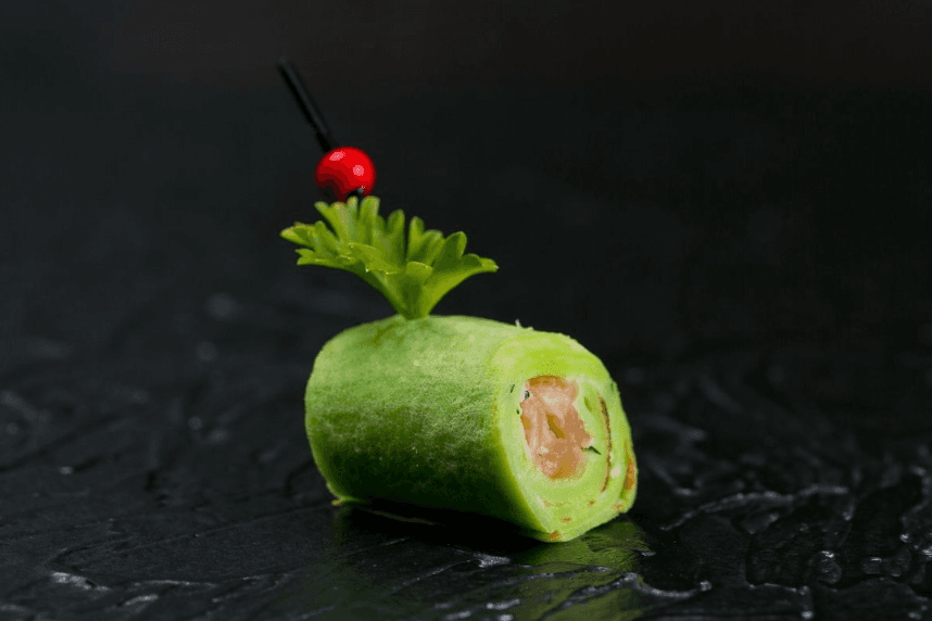 Блинный ролл с лососем