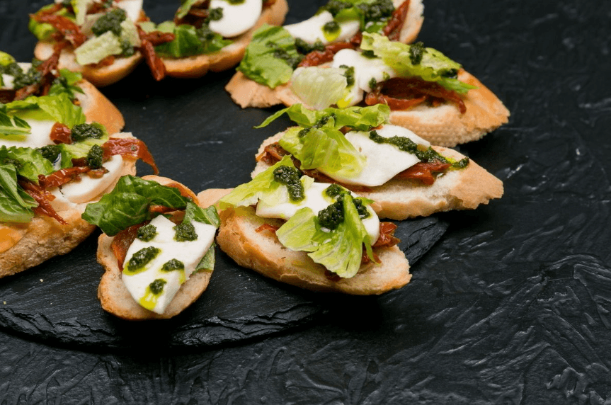 Брускетта с вялеными помидорами и моцареллой