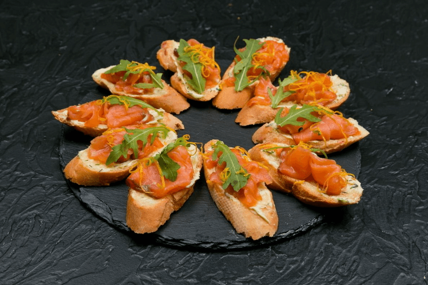 Брускетта с лососем и рукколой