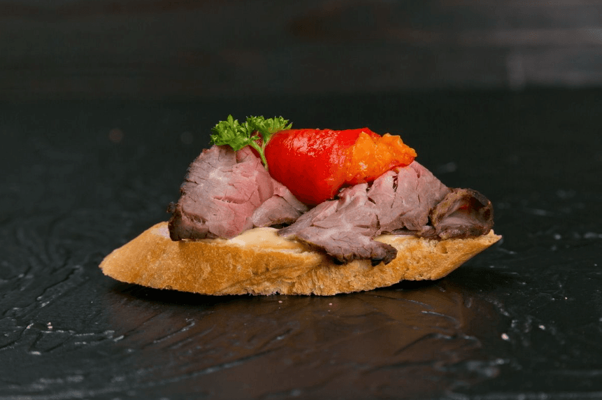 Брускетта с ростбифом и печеным перцем