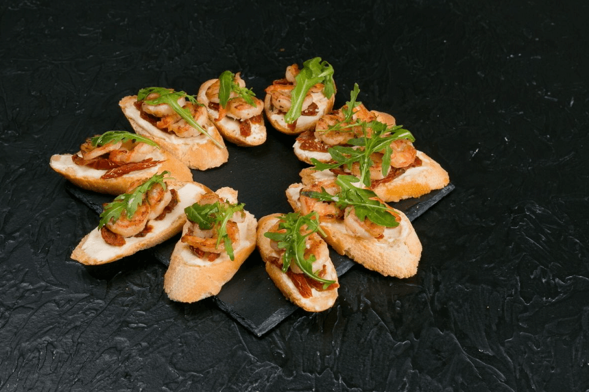 Брускетта с сыром рикоттой, креветкой и вялеными помидорами