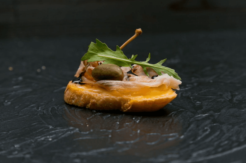 Брускетта с сыром рикоттой, пармой и каперсами