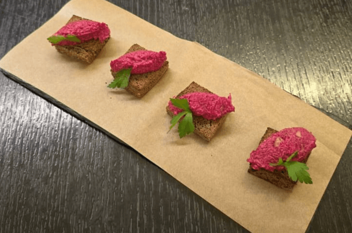 Мини-брускетты со свекольным салатом и чесноком, 4 шт.