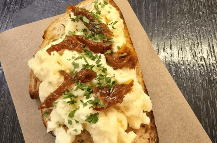 Брускета со скрэмблом