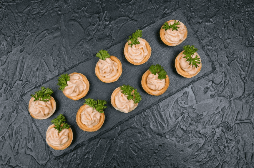 Тарталетка с муссом из слабосоленой семги