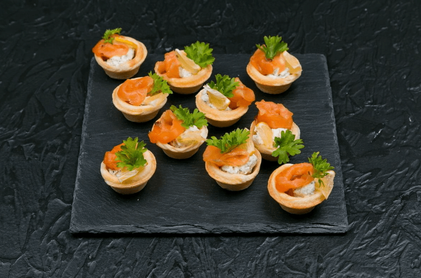 Тарталетка с семгой и сыром рикотта