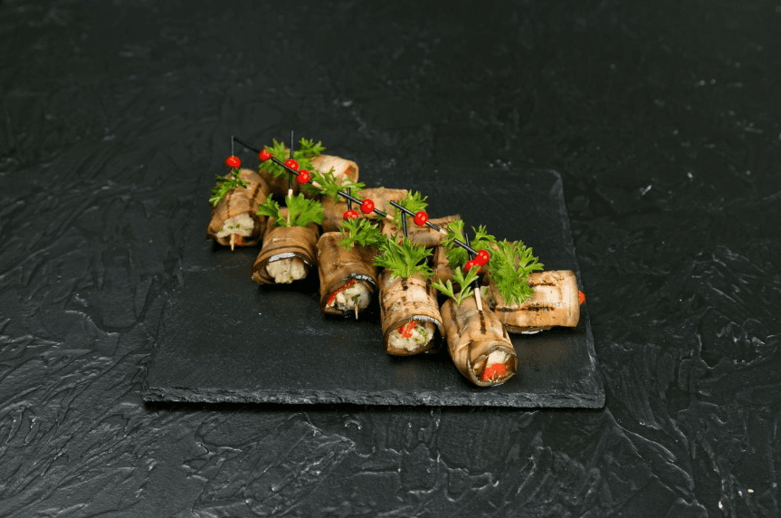 Рулет из баклажана с сыром и печеным перцем 10 шт.