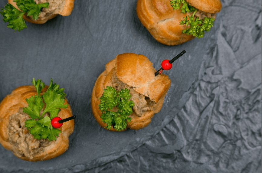 Профитроли с копченым лососем и каперсами