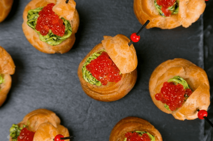 Профитроли с имитированной красной икрой и зеленым маслом