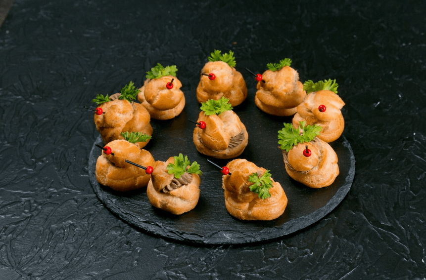 Профитроли с паштетом из куриной печени