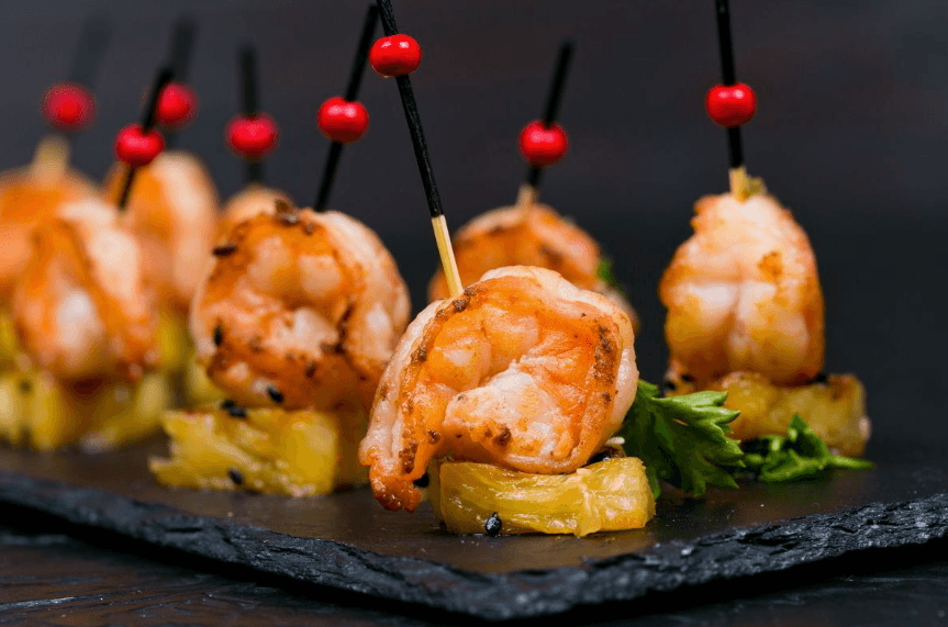 Канапе с креветками и ананасом