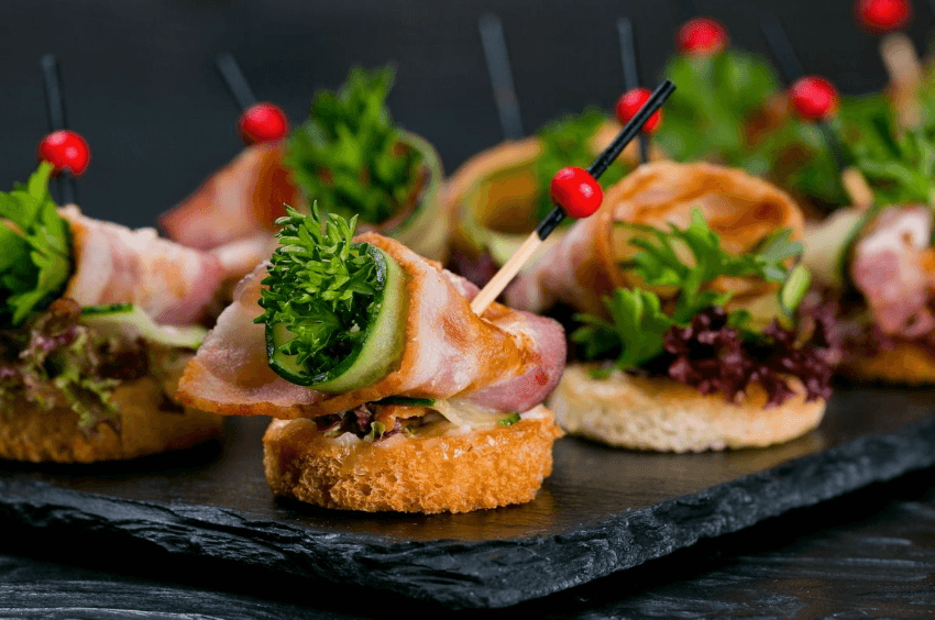 Канапе с жареным беконом и свежим огурчиком