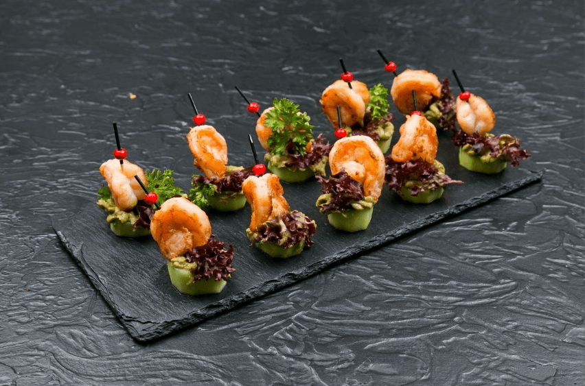 Канапе с креветкой, авокадо на свежем огурце