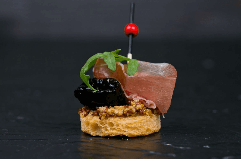 Канапе с пармской ветчиной, черносливом