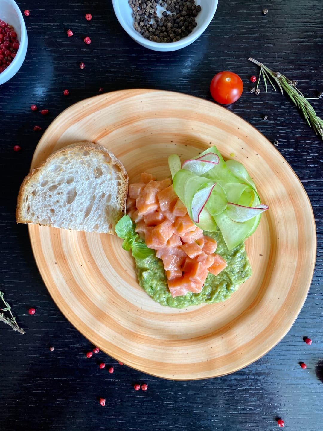 Тар-тар из лосося с авокадо и огурцом