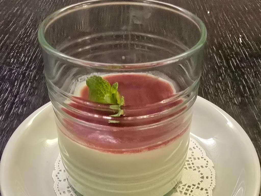 Панна кота с клубничным соусом 150 гр.