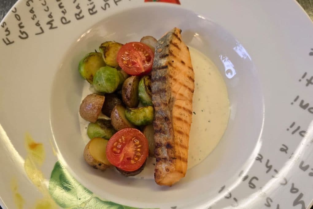 Лосось гриль с овощами в соусе бер блан