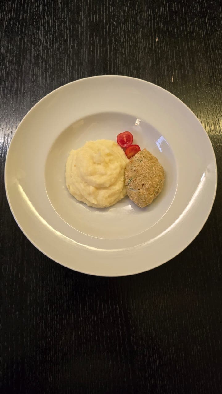 Домашняя рыбная котлета с картофельным пюре