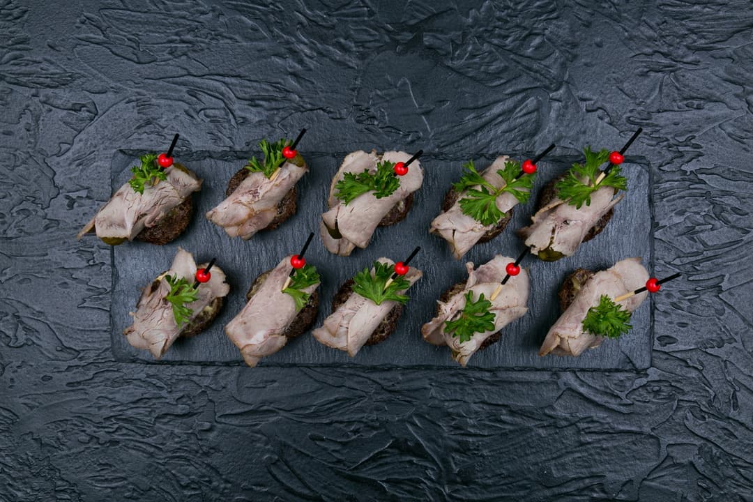 Канапе буженина с маринованным огурчиком 10 шт.