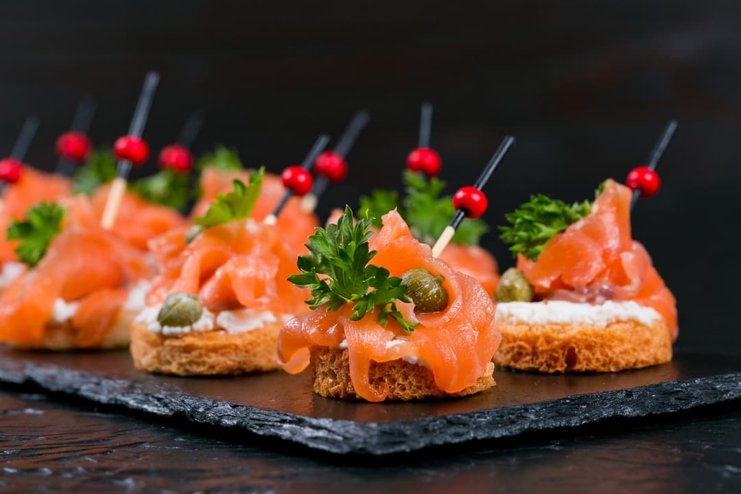 Канапе с копченым лососем и сыром «Рикотта» 10 шт.