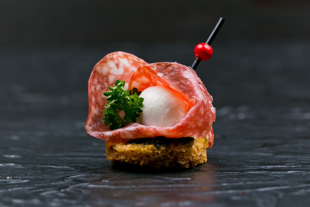 Канапе с салями и мини-моцареллой 10 шт.