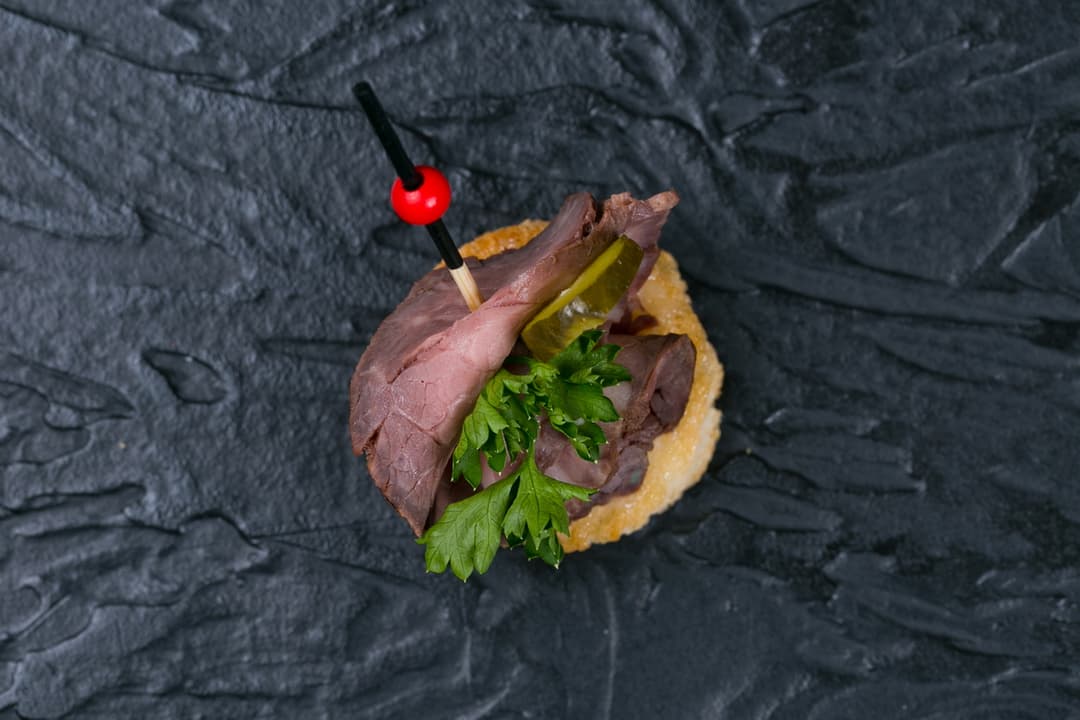 Канапе с ростбифом 10 шт.