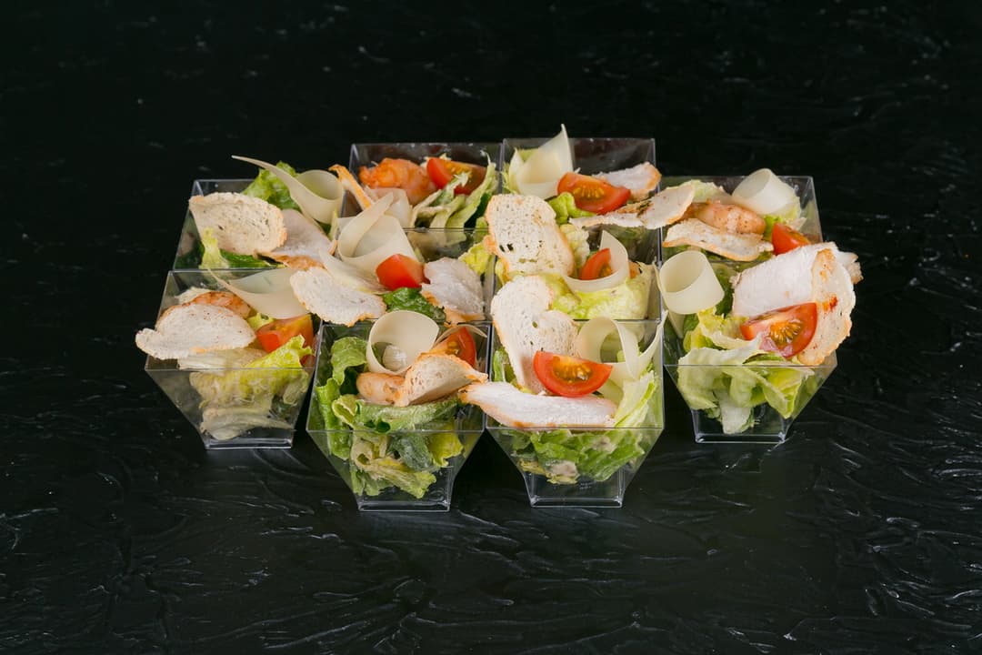 Мини-салат «Цезарь» с цыпленком 1 шт.