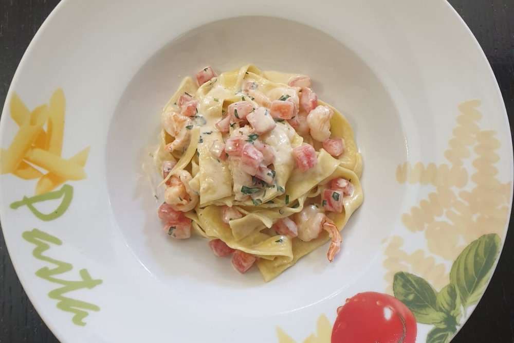 Паппарделле с креветками, помидорами в сливочном соусе