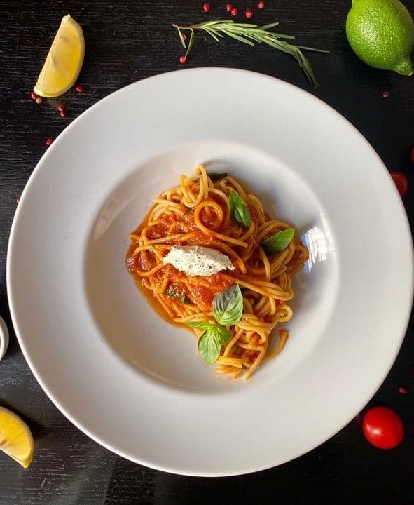 Спагетти с помидорами и базиликом