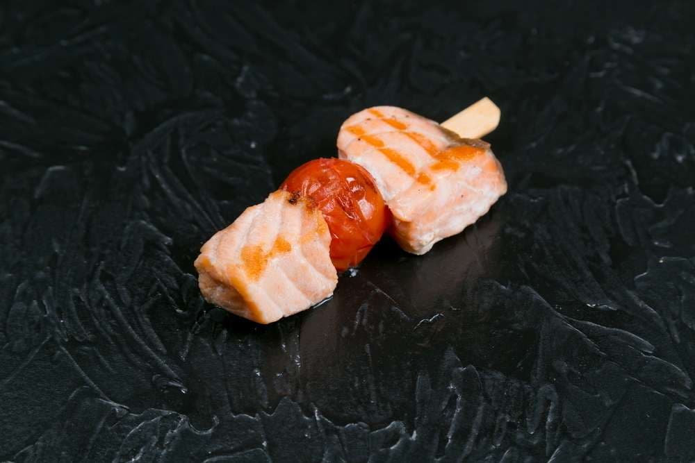 Мини-шашлык с лососем и помидорами