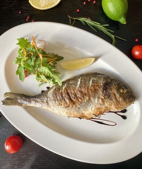 Дорадо гриль с овощным салатом