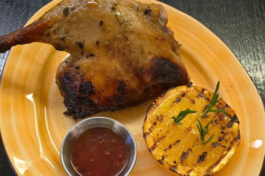 Запеченная утиная ножка с апельсиновым соусом