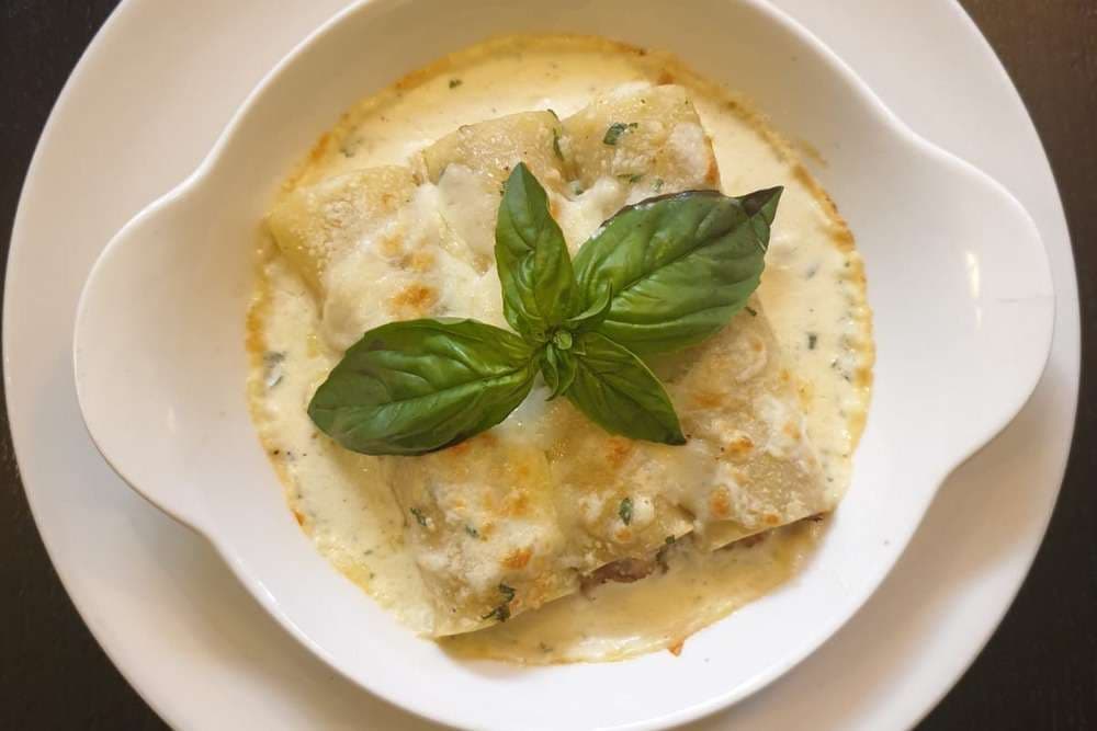 Каннеллони фаршированные уткой и яблоками в сливочном соусе