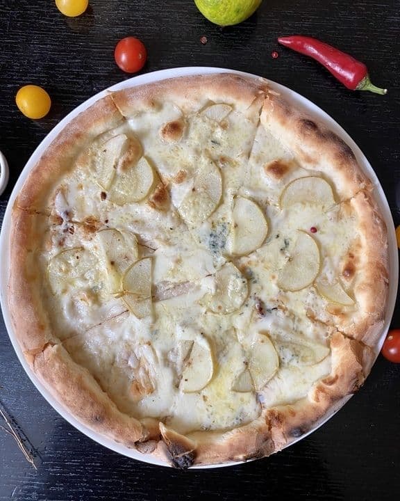 Пицца с горгонзолой и грушей