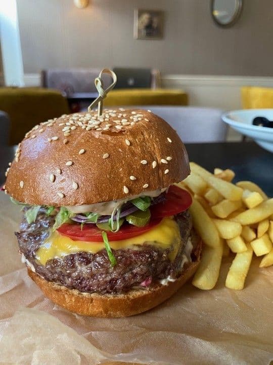 Бургер с картофелем фри